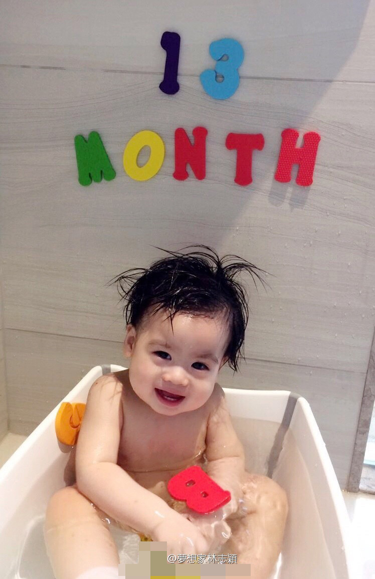 林志颖双胞胎13个月啦！坐浴盆内洗澡超可爱(图)