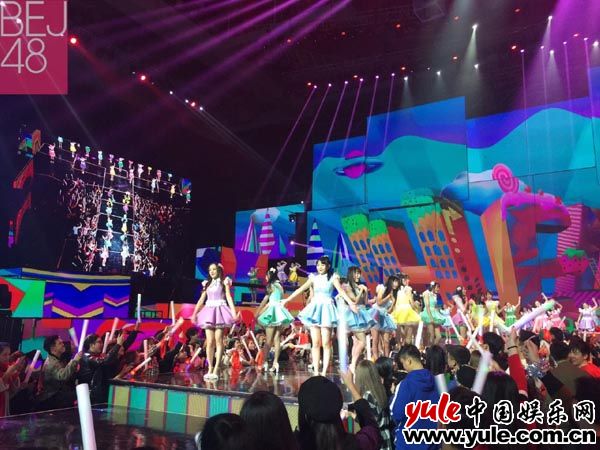 跨年演出之夜 SNH48《新年这一刻》齐齐刷屏各大卫视