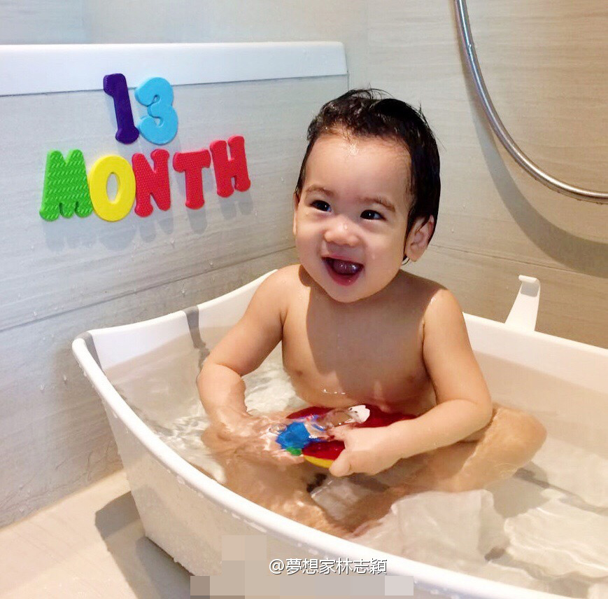 林志颖双胞胎13个月啦！坐浴盆内洗澡超可爱(图)